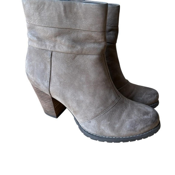 Clarks Mission Manor Ankle Bootie - Picture 4 of 11